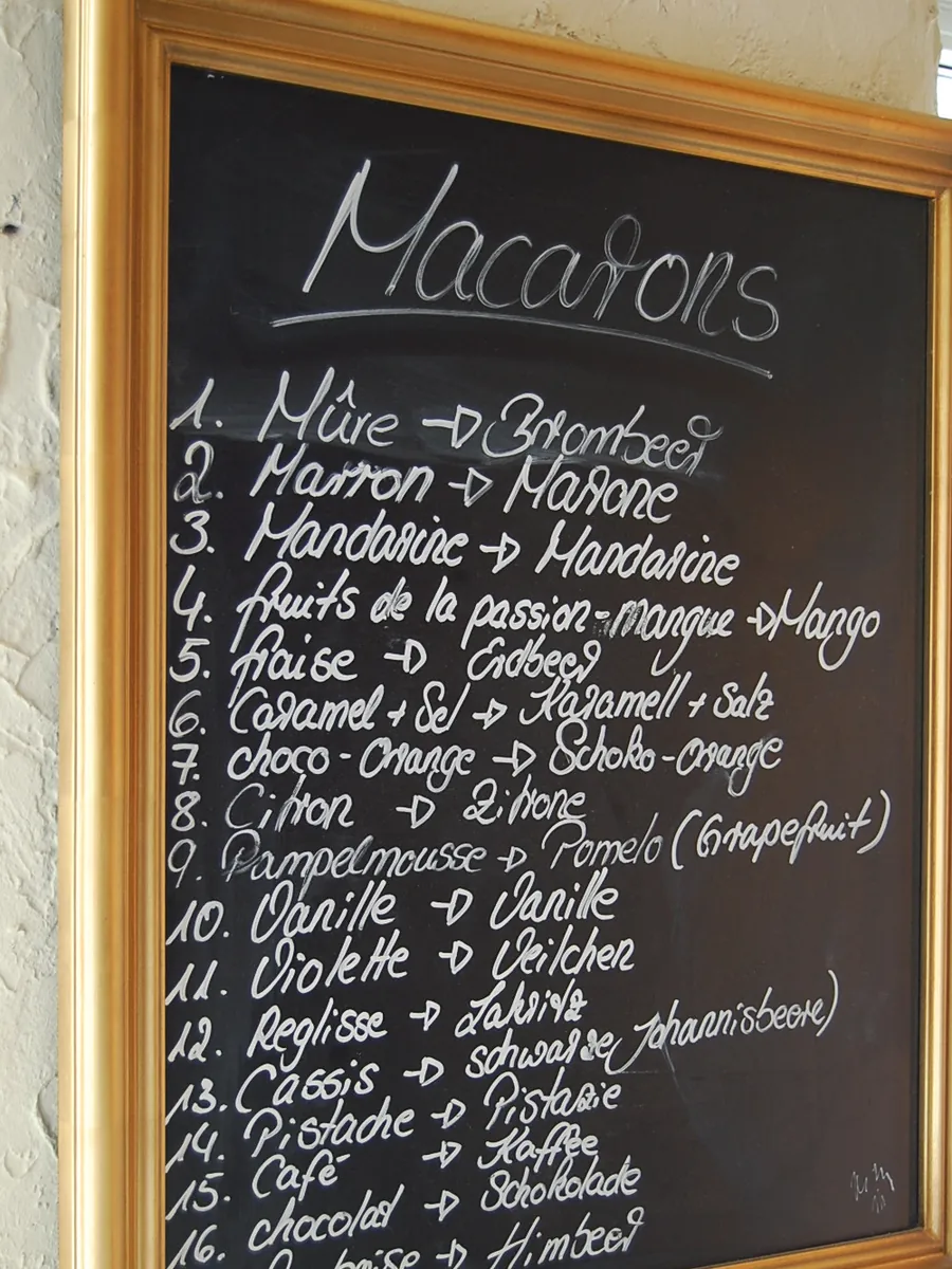 Kreidetafel mit den Macaron-Sorten