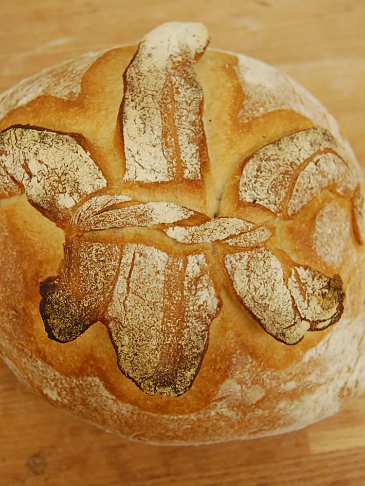 Weizenbrot mit eingeschnittener bourbonischer Lilie