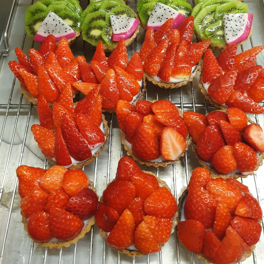 Tartes mit Erdbeeren und Kiwi auf dem Gitter