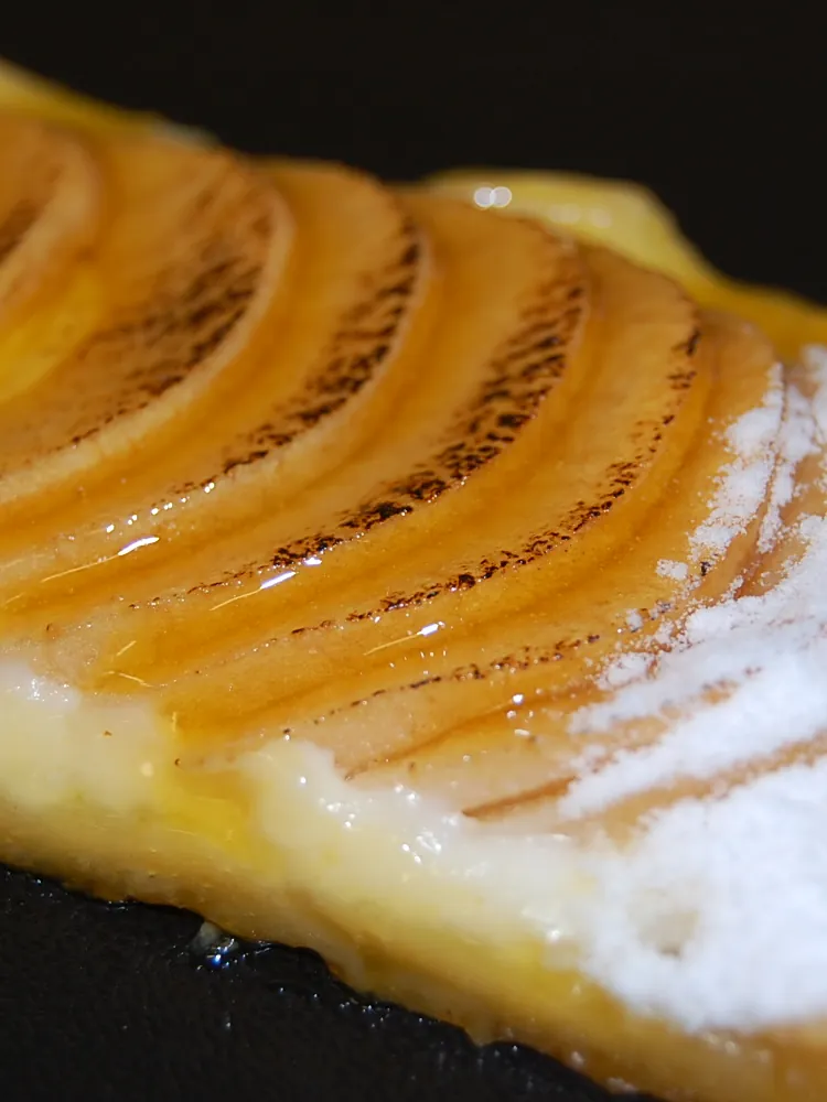 Blätterteigschnitte mit dünn geschnittenen Früchten