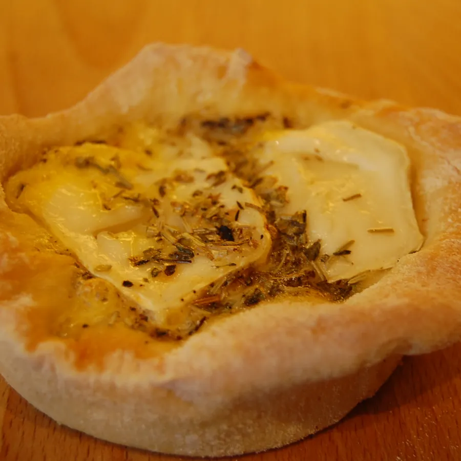 Überbackenes Gebäck mit Ziegenkäse und Kräutern