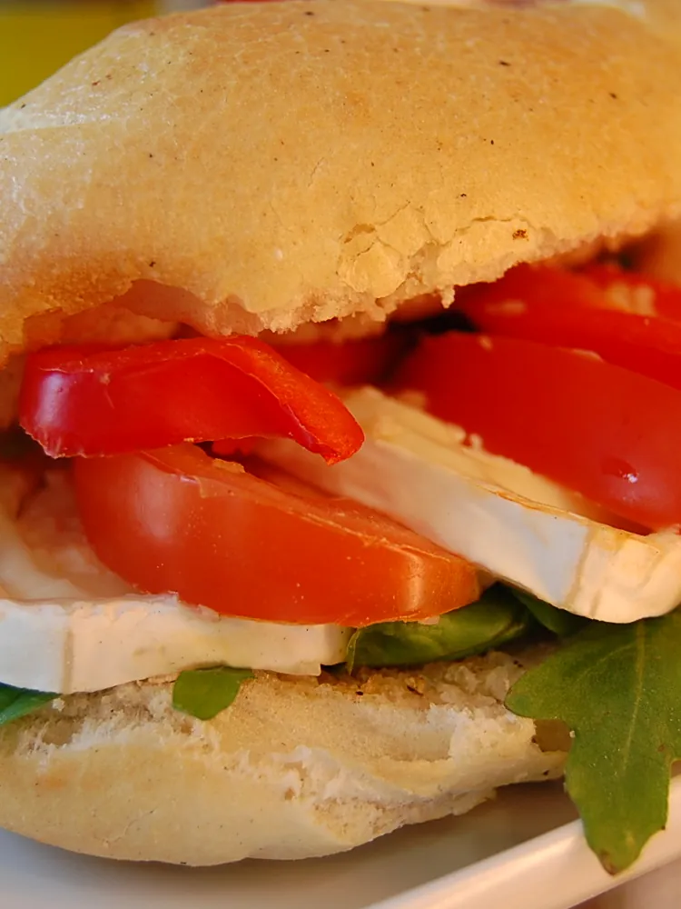 Belegtes Baguette mit Käse, Tomate und Salat