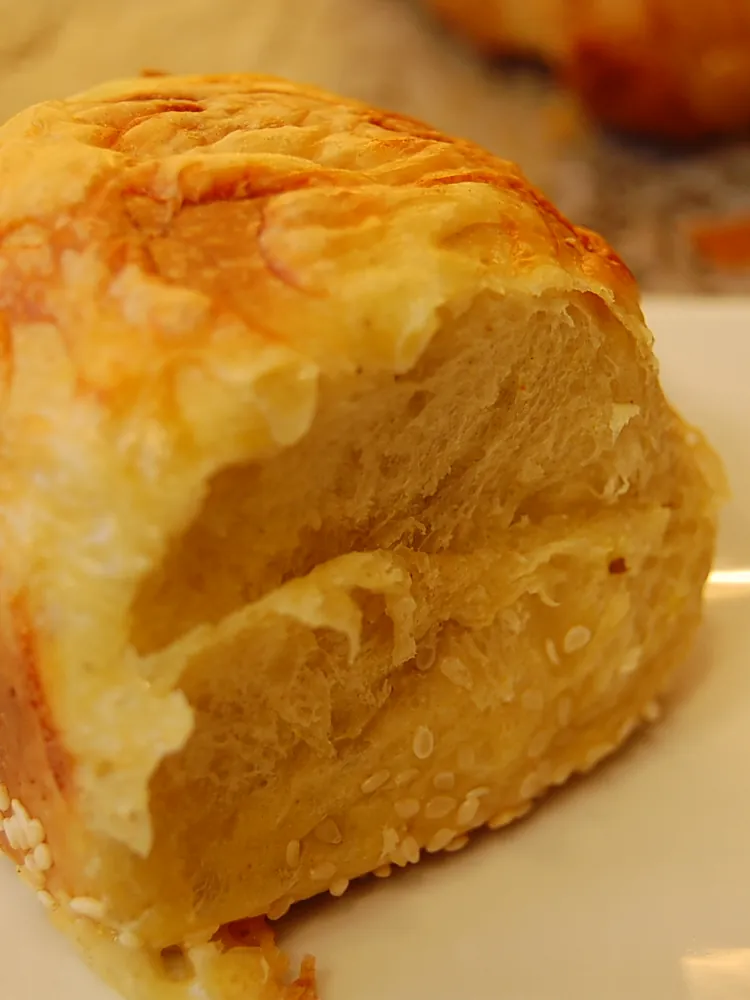 Überbackene Brioche, angeschnitten
