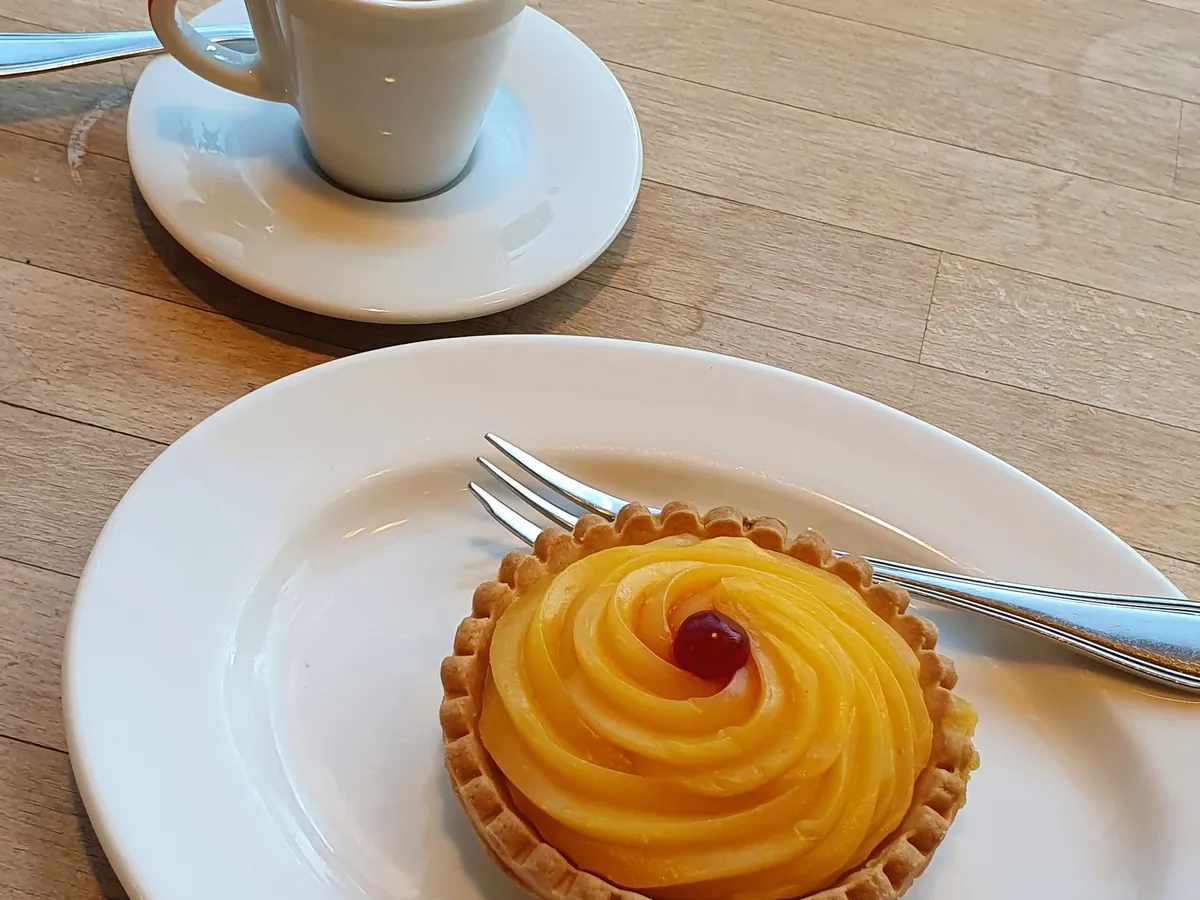 Tartelette mit Espresso auf dem Holztresen