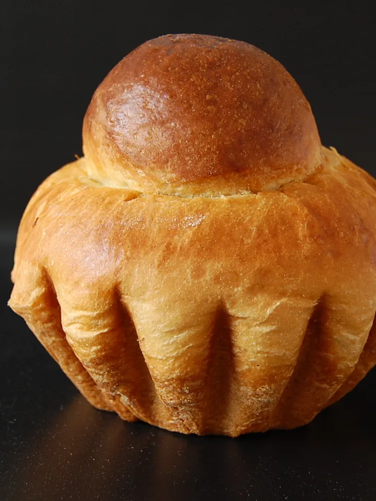 Brioche à tête vor dunklem Hintergrund