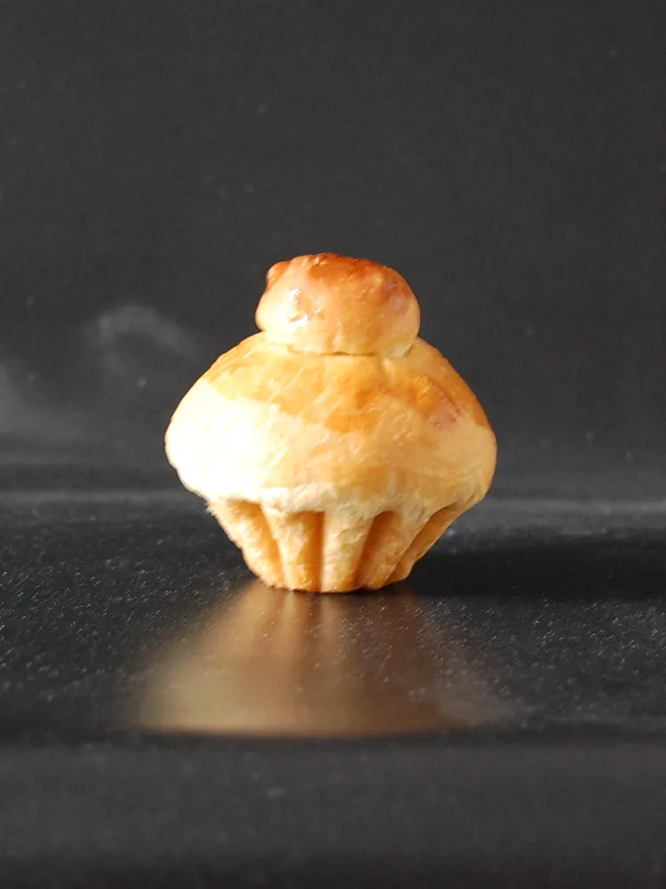 Kleine Brioche vor dunklem Hintergrund